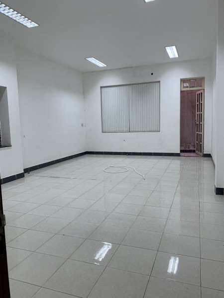 MT Tân Cảng, dt 5x23m,1 trệt 3 lầu gồm 7P lớn 45m2, chứa được nhân viên 100 người.