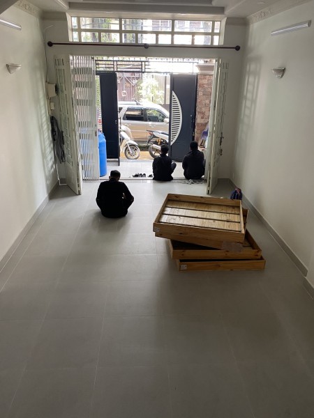 Nhà Đẹp Khu Cư Xá Nguyên Hồng Trệt 2Lầu ST Giá 23Tr/th