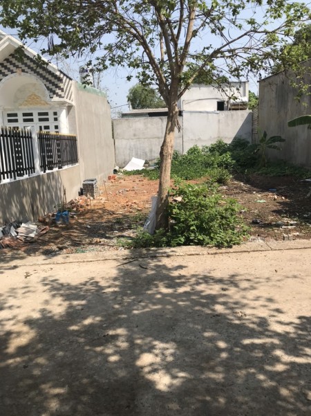 Vợ chồng tôi kinh doanh thua lỗ, muốn sang lại lô đất trong khu đô thị mới Bình Dương để lấy vốn làm ăn. 