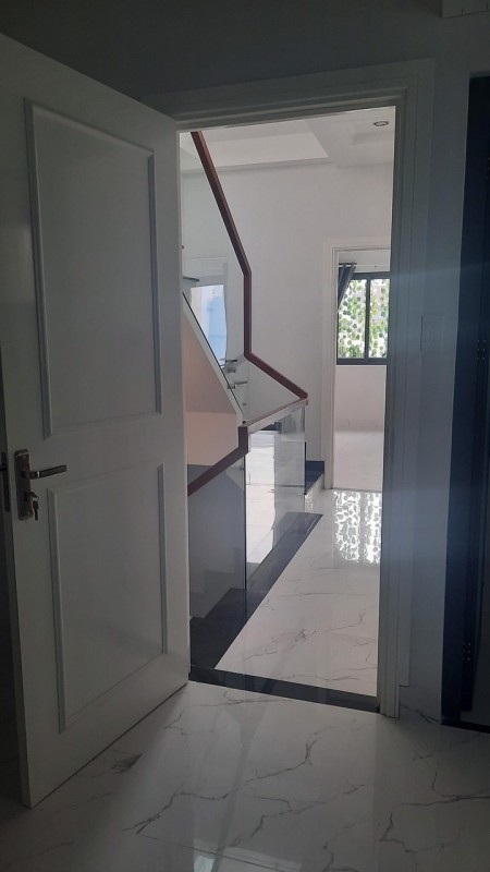 Hàng quá ngộp, DT gần 70m2, 3 lầu, ngang hơn 5m, gần Nguyễn Thái Sơn , lh0909484131