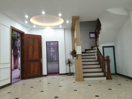 Bán nhà đẹp Dịch Vọng Hậu, ô tô vào nhà. Nội thất sang trọng. DT 45/65, 5 tầng, mặt tiền 8,2m, giá 9,2 tỷ,