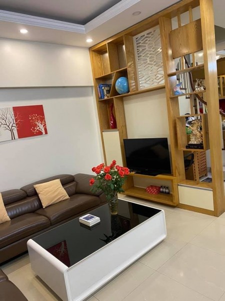 Nhà hót đường Nguyễn Công Trứ diện tích 45 m^2 mặt tiền 4 m 5Tầng giá 5,5 tỷ