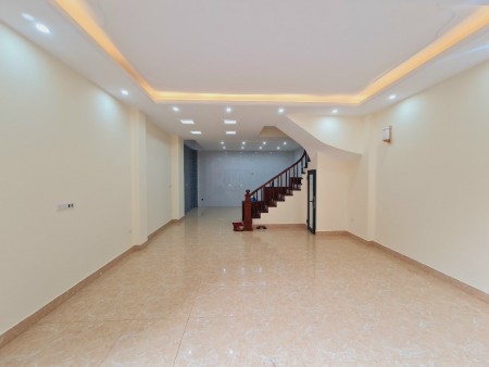 Giá Tốt, Hoa Lâm Long Biên, 40m2 MTx4m 5T ngõ 2M