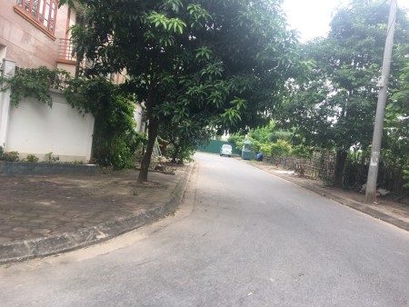Thua lỗ nặng bán gấp 100m Tổ 7 Cự Khối mặt tiền 5m, ô tô vào nhà