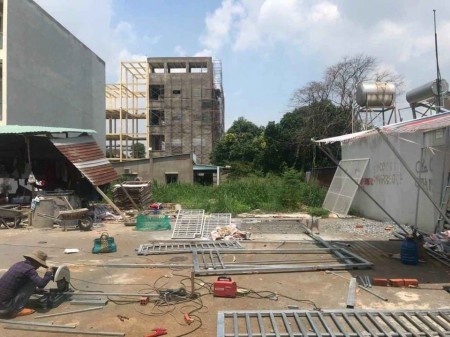Bán lô đất thổ cư mặt tiền đường Lê Văn Mầm, kế bên trường THPT Nguyễn Thị Minh Khai, giá 950 triệu, diện tích 100m2. SHR.