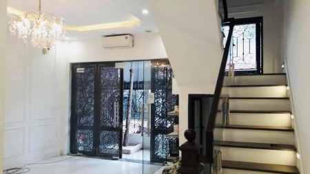 Bán nhà TRần Quốc Hoàn MẶT TIỀN LỚN KINH DOANH VÔ ĐỊCH Ô TÔ TRÁNH