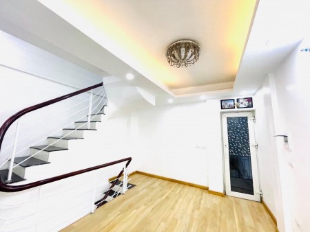 Nhà Bồ Đề 5 tầng mà có hơn Tỷ, Sổ đỏ để két.
