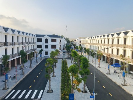 Nhà phố xây sẵn Tp. Dĩ An, thanh toán 25% nhận nhà ở ngay 0932681456