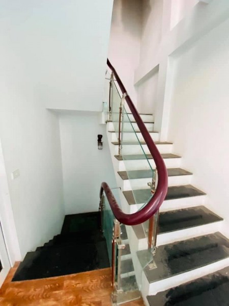 Nhà Nguyễn Khang, 5 tầng, mặt tiền 7m, 20m ra mặt đường.