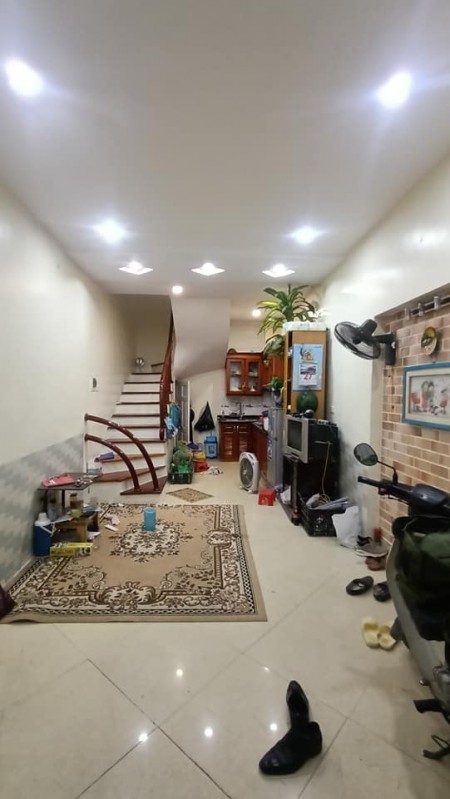 Bán nhà khu phân lô Nguyên Hồng 5 tầng 35m oto cách nhà 30m giá 4 tỷ
