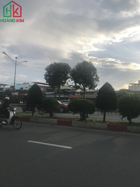 Cần cho thuê gấp nhà giá rẻ, 18x23m, góc 2MT đường Cộng Hòa, P13 Tân Bình.