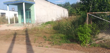 Bà chị sang nước ngoài cần bán gấp lô đất nằm 2 mặt tiền đường . Bao sổ
