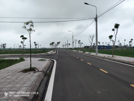 Bán gấp lô đất 100m2 sổ đỏ 5x20m, vỉa hè 3m khu dân cư, đường 7m 2 làn ô tô. trung tâm Tiền Hải Thái Bình