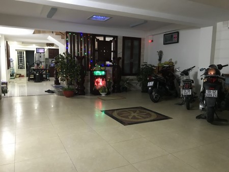 Cho thuê nhà nguyên căn gần ĐH VĂN LANG, 6x22m 1 trệt, 1 lững, 2 lầu, 6 p, sân thượng