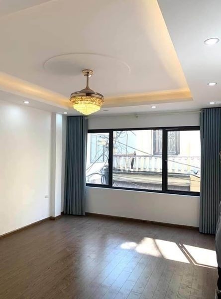 CẦN TIỀN, BÁN GẤP, NHÀ SÁT PHỐ NGUYỄN VĂN CỪ, NGUYỄN SƠN 50M,4,5 TỶ, 5T, GARA, KINH DOANH.