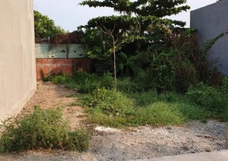 Cần bán lô đất ngay chợ Hưng Long gần bến xe miền Tây mới