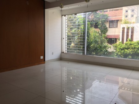 Cho thuê nhà nguyên căn trên đường Hoa Đào, Phường 2 Phú Nhuận. 8x18m trệt 3 lầu có hầm để xe