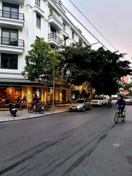 Bán gấp nhà chính chủ, kinh doanh, văn phòng, vỉa hè ô tô tránh