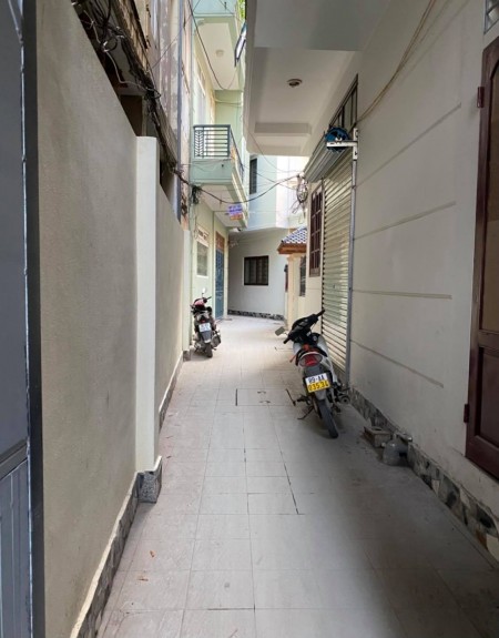 Bán nhà mặt ngõ Trương định, ngay gần phố lớn, mới xây, thông thoáng, an ninh tốt, nội thất đầy đủ, 3 tầng, 3 tỷ