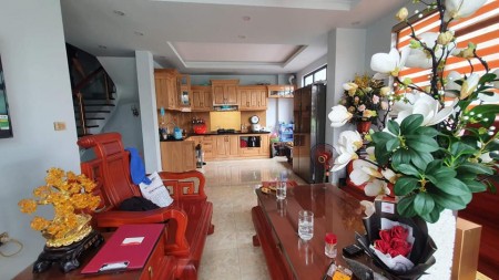 SỐC BÁN NHÀ BỒ ĐỀ LÔ GÓC, Ô TÔ ĐỖ CỔNG, TẶNG NỘI THẤT, DT 57M, 5T,MT 5.4,NHỈNH 3 TỶ