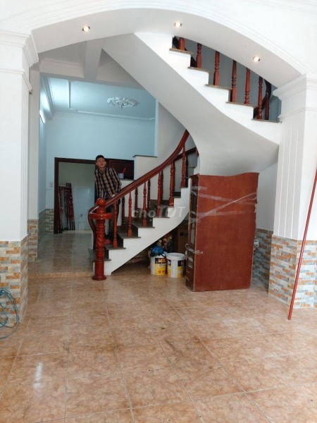 Cho thuê nhà nguyên căn khu K300 Phường 12 Quận Tân Bình. Nhà 1 trệt 2 lầu, sân thượng mới sơn sửa có máy lạnh