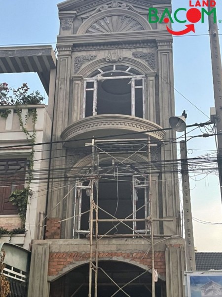 Nhà 1 trệt 2 lầu, liền kề chợ Bửu Long, sổ riêng, đường trước nhà 10m. Giá 4 tỷ (có thể thương lượng)
