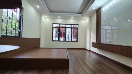 Nguyễn Văn Cừ diện tích 47m, 5 tầng, mặt tiền 4 m giá bán 5.4 tỷ