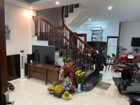 Bán nhà Hồng Tiến. Long Biên 52m2 Ô tô qua nhà Lô góc Ngõ thông