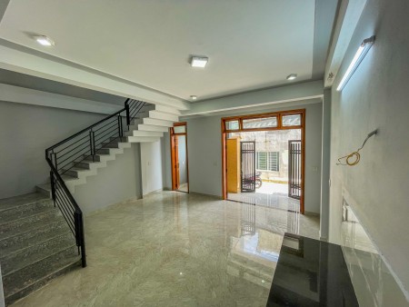 Hàng Hiếm. Nhà 3 tầng Kiệt 246 Hùng Vương. Cách Big C chỉ 500m. Nhà kiên cố do gia chủ tự xây dựng. Giá chỉ 2.x tỷ