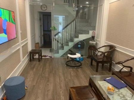Nhà mới, ở ngay, để lại toàn bộ đồ, tương lai gần hồ