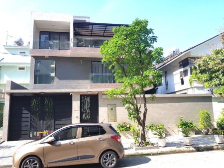Cho thuê villa sân vườn 300m2 gần Trần Não hầm trệt 2 lầu 5P