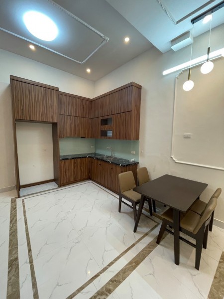 Bán Nhà Doãn Kế Thiện, 70m2, 8 tầng, MT5m, 7.85 Tỷ, Dòng Tiền 10%, Ngõ Xe Ba Gác, Rất Gần Các Trường ĐH