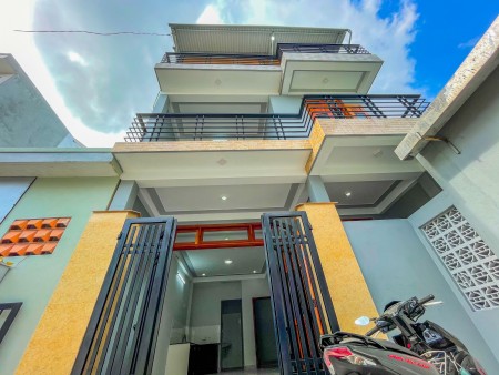 Hàng hiếm. Bán Nhà 3 Tầng Kiên Cố Kiệt Hùng Vương. Cách BigC chỉ 500m. Giá 2.x Tỷ