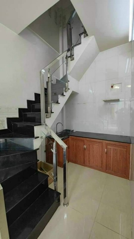 NHÀ MỚI XE TẢI TRÁNH SÂN TRỰC THĂNG ĐÁP GIÁ QUÁ TỐT
