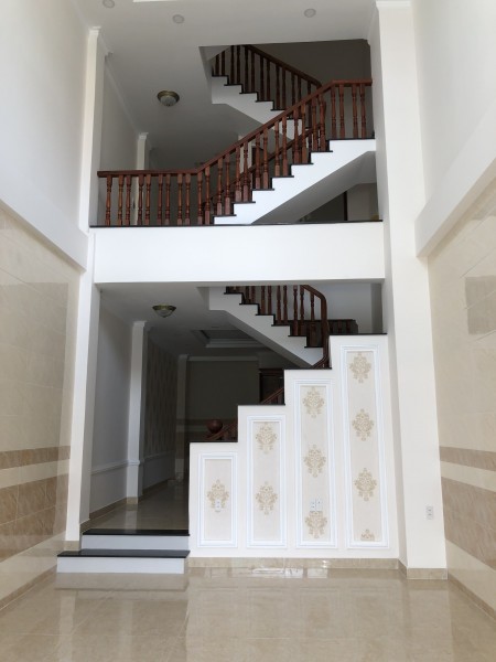 Bán Nhà 3 Lầu Có Lửng 40m2 Ngay Ngã Tư Hàng Xanh