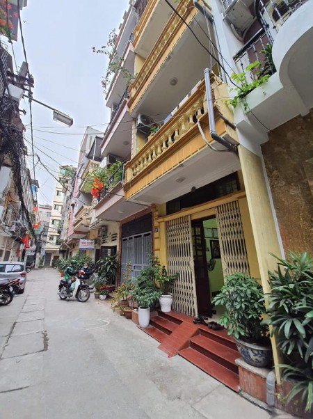 Bán nhà phố Nghĩa Tân, 50m2, ô tô đỗ cửa, yên tĩnh phù hợp cho an sinh.