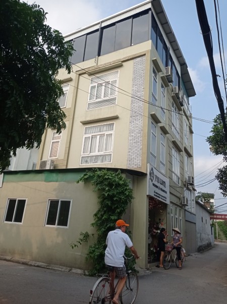 NHÀ ĐẸP THIẾT KẾ BẮC ÂU GẦN HỒ GẦN VƯỜN HOA SỔ NỞ HẬU