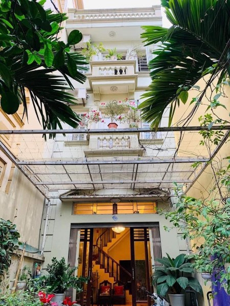 Nhà đẹp bên Hồ Tây lộng gió, ô tô đỗ cửa