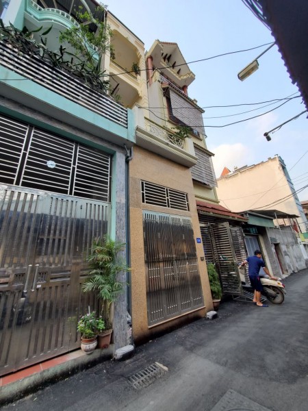 Cần bán nhà NGUYỄN SƠN diện tích 47m2 mt 2.8m giá : 5 tỷ