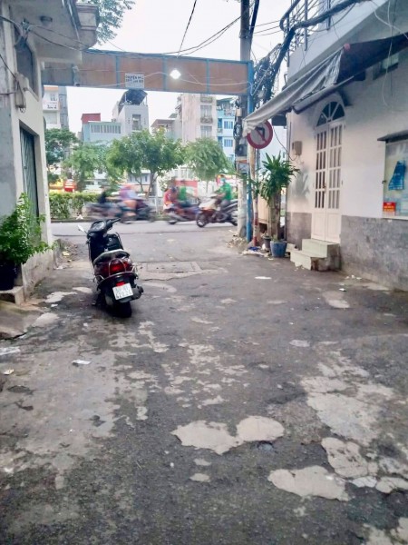 Xe hơi đậu cửa Lê Hồng Phong Quận 10 ngang 4m KD tốt Chỉ 9 tỷ