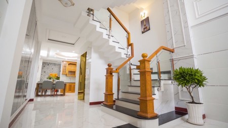 Bán nhà 10m HXH, SV Quận 10, 5 tầng, MT 4,6m, giá 5,2 tỷ