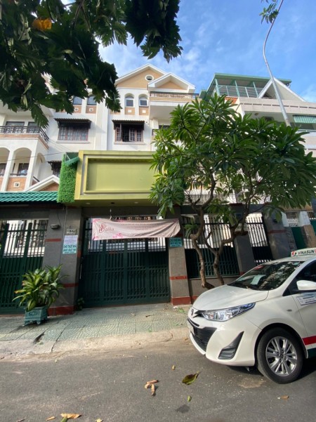 Biệt Thự đường Hoa Phú Nhuận, 8x18m, Hầm trệt 3 lầu, nhà trong khu biệt thự sang trọng.