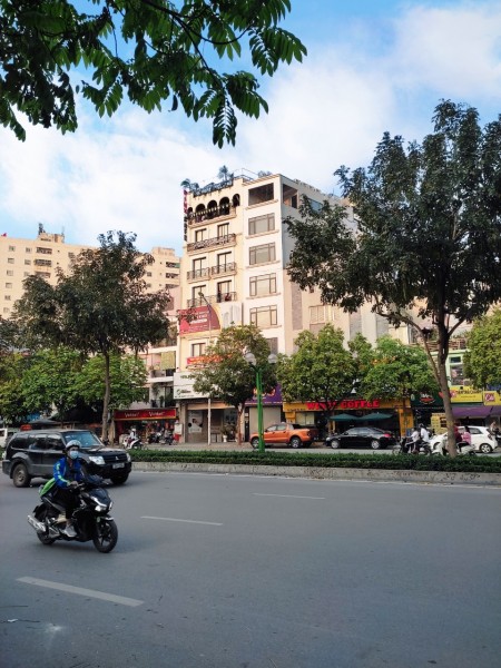 Bán nhà mặt phố Kim Mã 5 tầng thang máy, mặt tiền 4.2m, gần 20m vỉa hè, gia 17.5 tỷ