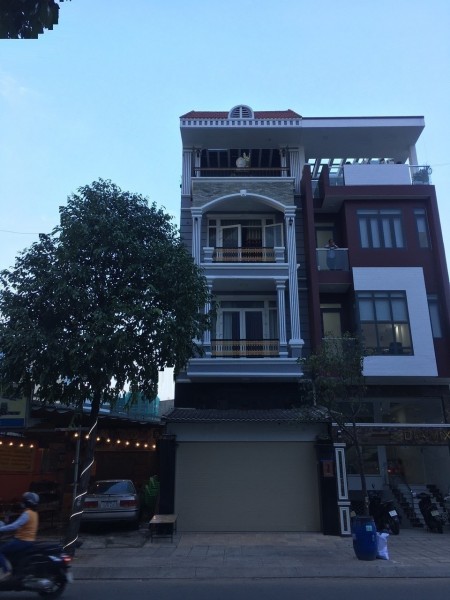 Mặt tiền dt.4x21m trống suốt + đ.Phan Xích Long giao Vạn Kiếp