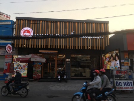 Hoàng Văn Thụ, Phường 9, Quận Phú Nhuận. DT: 8 x 60- trống suốt