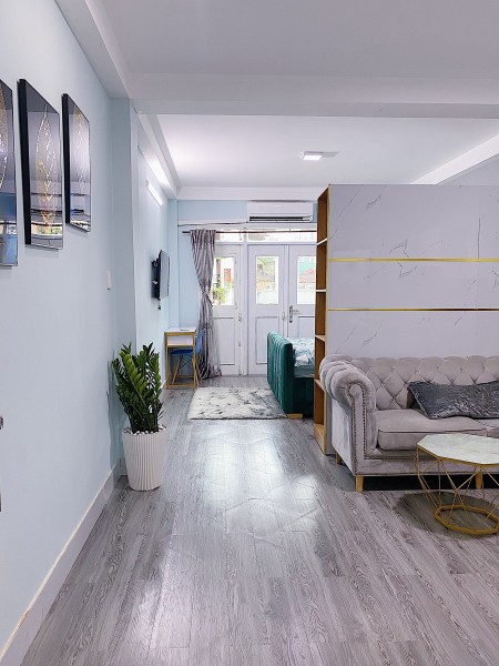 Căn hộ 1 phòng ngủ mặt tiền Đề Thám Quận 1 rộng 40m2 có Ban công