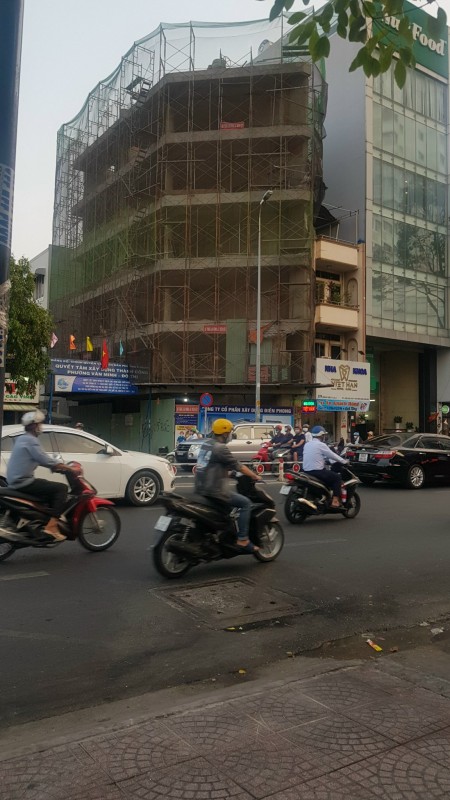 Cho thuê tòa nhà mới xây MT đường Hoàng Diệu nhà 3 mặt tiền - 6x20m trệt 5 lầu đoạn gần cầu Ông Lãnh