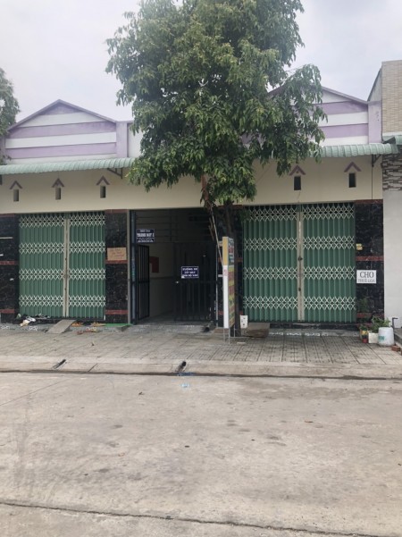 Cần tiền gđ bán gấp 2 dãy nhà trọ 300m2 16 phòng tại kcn đối diện chợ . dân đông
