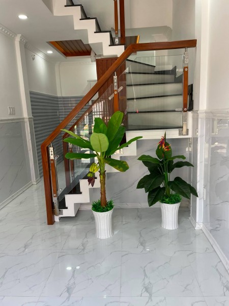 Bán nhà đường Phan Huy Ích có 2 phòng ngủ, hẻm rộng 8m, gần trường học