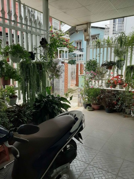Kẹt tiền nên cần bán căn nhà ngay phố Đà Lạt, có sân vườn 4ty5
